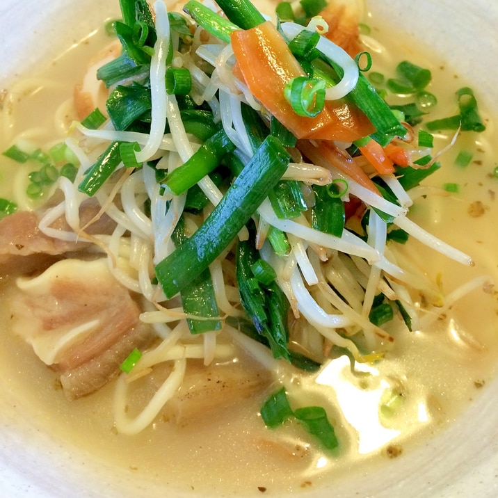 ニラもやし炒めのっけラーメン